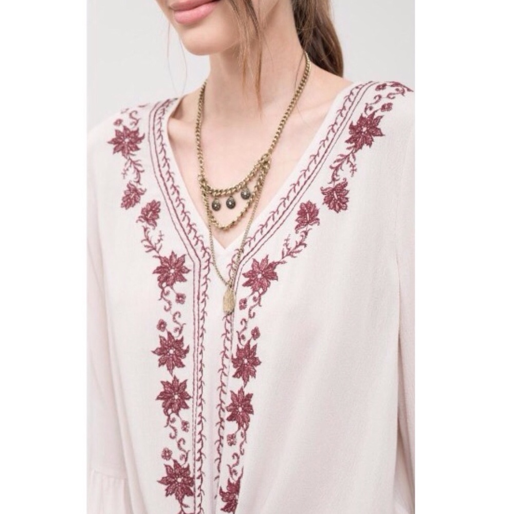 $ FIRM 🌷Beige Front Tie Embroidered Top - Picture 4 of 4